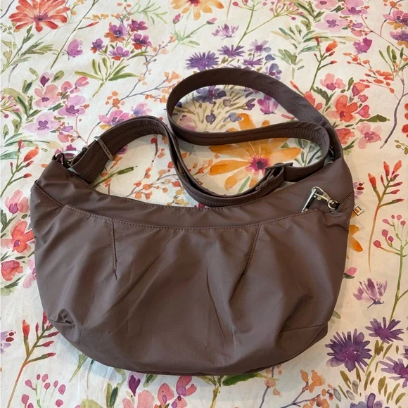Travelon Crescent bag - Picture 2 of 13